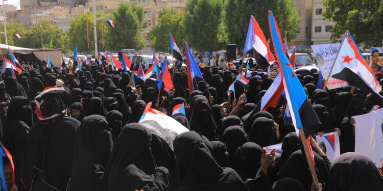 حضور حاشد لحرائر وماجدات مديرية الشحر في ساحة الاعتصام بالمكلا حضور حاشد لحرائر وماجدات مديرية الشحر في ساحة الاعتصام بالمكلا