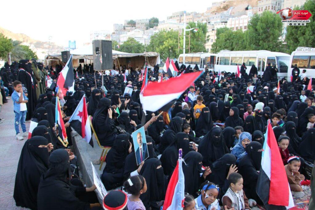 حضور حاشد لحرائر وماجدات مديرية الشحر في ساحة الاعتصام بالمكلا 2 حضور حاشد لحرائر وماجدات مديرية الشحر في ساحة الاعتصام بالمكلا