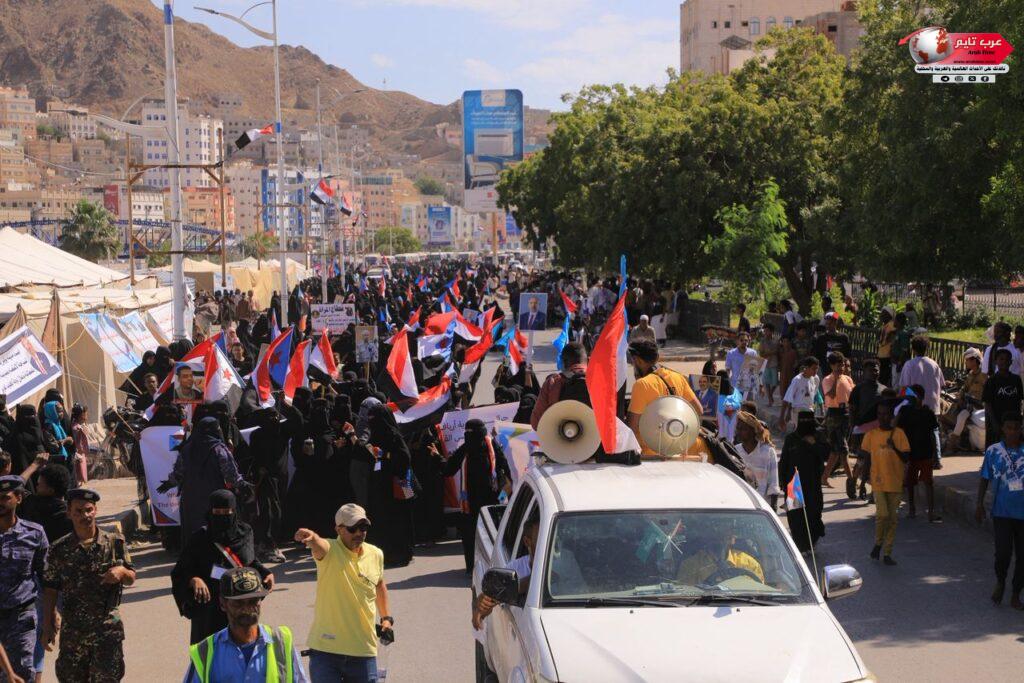 حضور حاشد لحرائر وماجدات مديرية الشحر في ساحة الاعتصام بالمكلا
