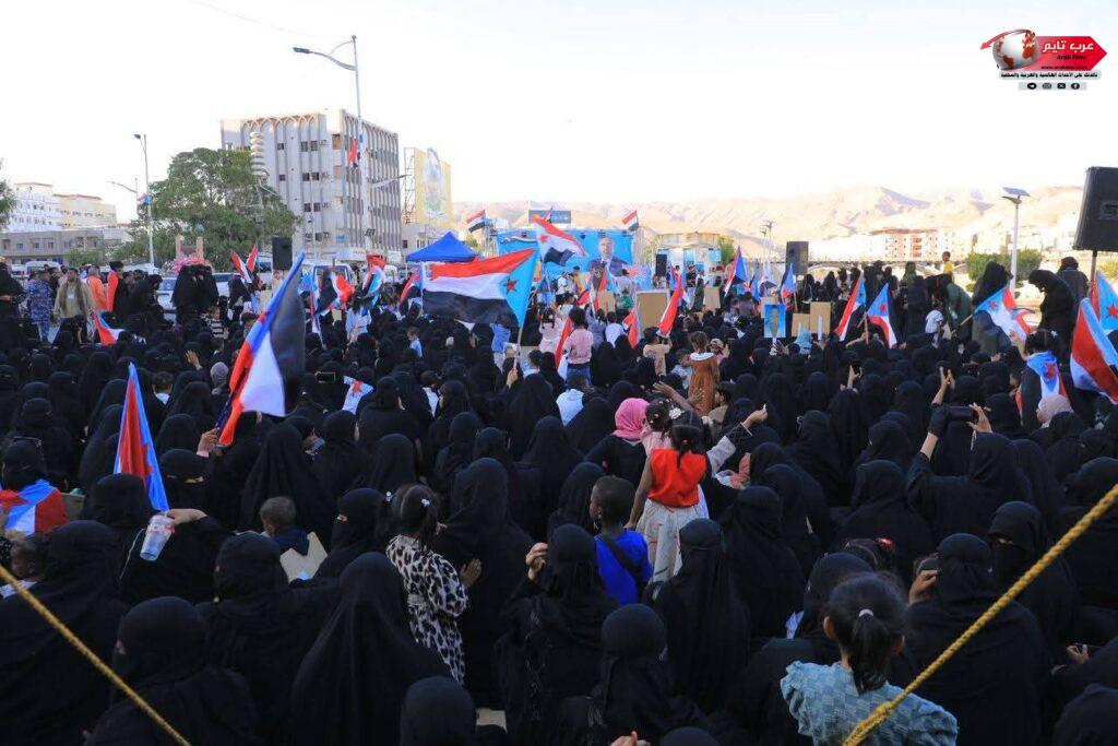 حضور حاشد لحرائر وماجدات مديرية الشحر في ساحة الاعتصام بالمكلا 4 حضور حاشد لحرائر وماجدات مديرية الشحر في ساحة الاعتصام بالمكلا