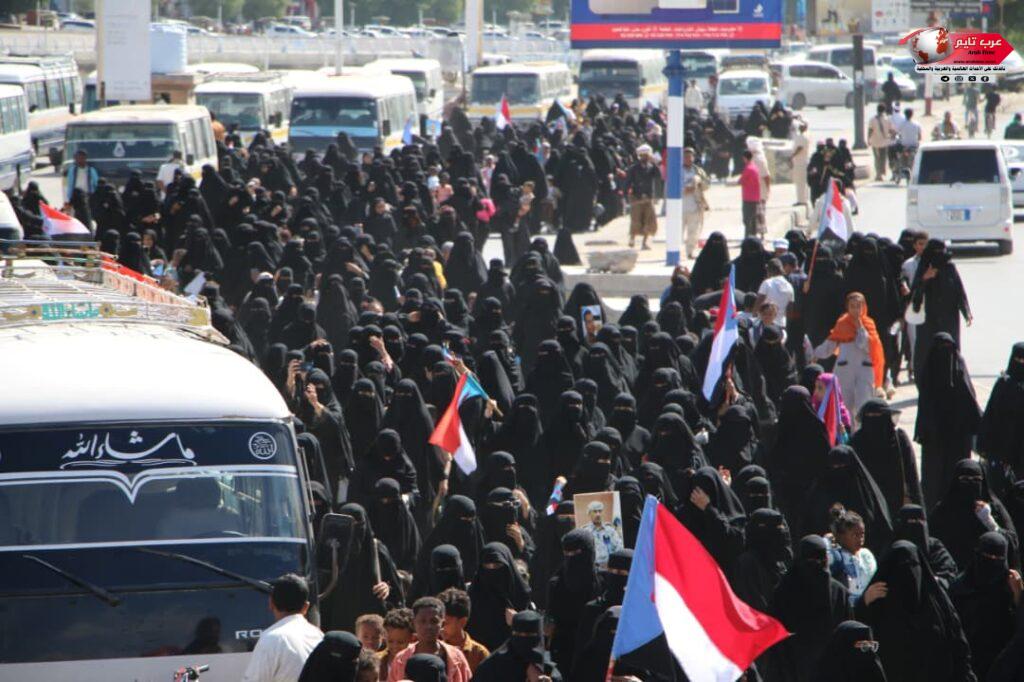 حضور حاشد لحرائر وماجدات مديرية الشحر في ساحة الاعتصام بالمكلا 5 حضور حاشد لحرائر وماجدات مديرية الشحر في ساحة الاعتصام بالمكلا