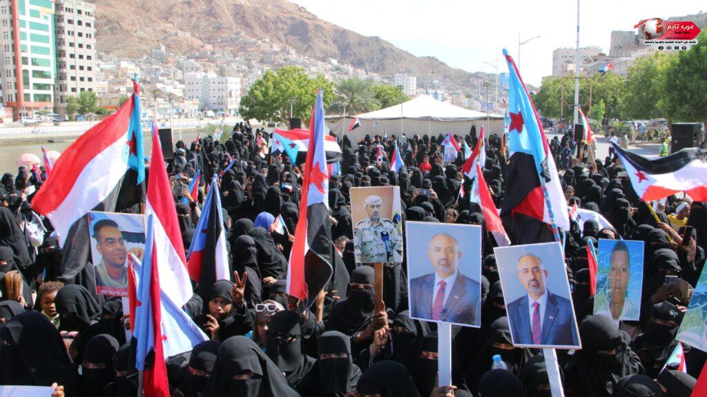 حضور حاشد لحرائر وماجدات مديرية الشحر في ساحة الاعتصام بالمكلا 8 حضور حاشد لحرائر وماجدات مديرية الشحر في ساحة الاعتصام بالمكلا