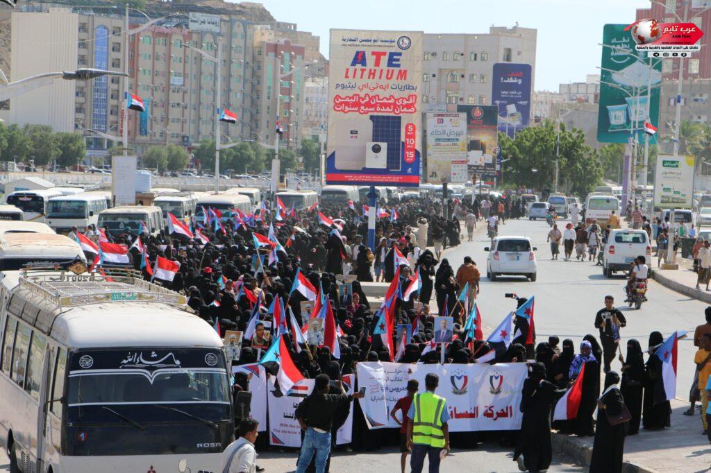 حضور حاشد لحرائر وماجدات مديرية الشحر في ساحة الاعتصام بالمكلا