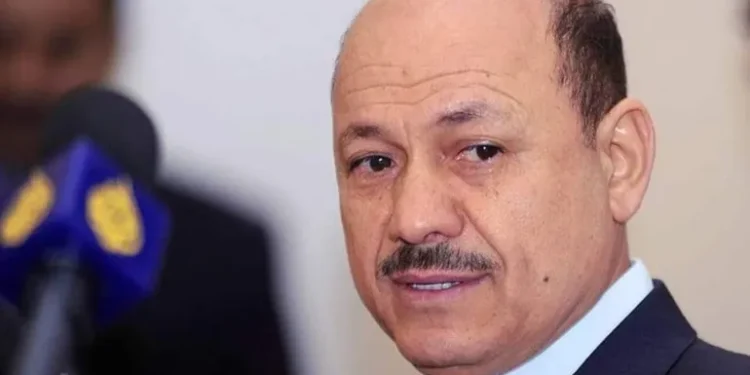 العليمي و”حماية المدنيين”… حين يصبح التجويع خطة إنسانية معتمدة!