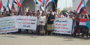 إنتقالي مديرية الشحر ينظم وقفة إحتجاجية رفضاً لإدراج مدانين بالإرهاب ضمن قائمة أسرى الحرب