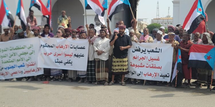 إنتقالي مديرية الشحر ينظم وقفة إحتجاجية رفضاً لإدراج مدانين بالإرهاب ضمن قائمة أسرى الحرب إنتقالي مديرية الشحر ينظم وقفة إحتجاجية رفضاً لإدراج مدانين بالإرهاب ضمن قائمة أسرى الحرب