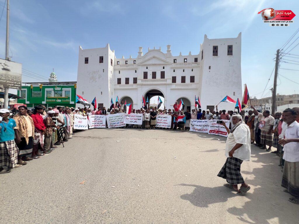 إنتقالي مديرية الشحر ينظم وقفة إحتجاجية رفضاً لإدراج مدانين بالإرهاب ضمن قائمة أسرى الحرب