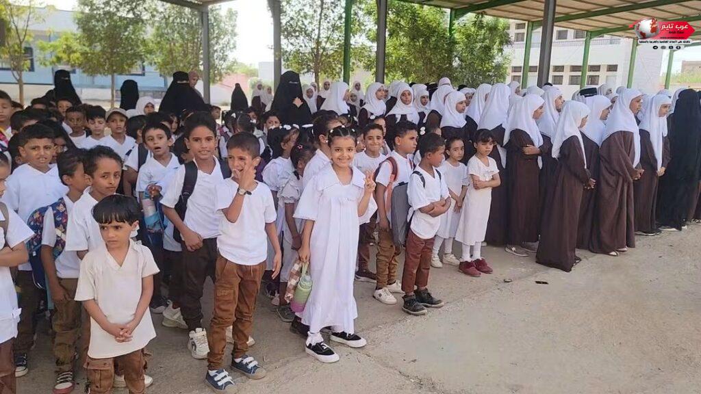 مدير البريقة يشيد بمستوى إقبال الطلبة وإنتظام المعلمين في أول أيام العام الدراسي الجديد