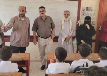 مدير البريقة يشيد بمستوى إقبال الطلبة وإنتظام المعلمين في أول أيام العام الدراسي الجديد