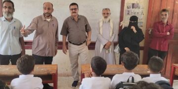 مدير البريقة يشيد بمستوى إقبال الطلبة وإنتظام المعلمين في أول أيام العام الدراسي الجديد