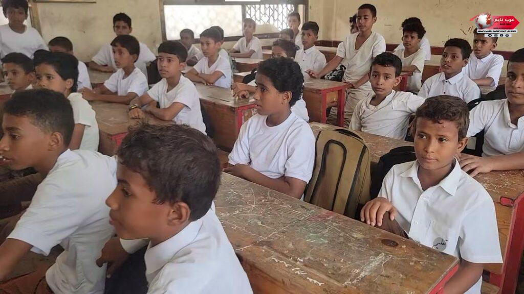 مدير البريقة يشيد بمستوى إقبال الطلبة وإنتظام المعلمين في أول أيام العام الدراسي الجديد