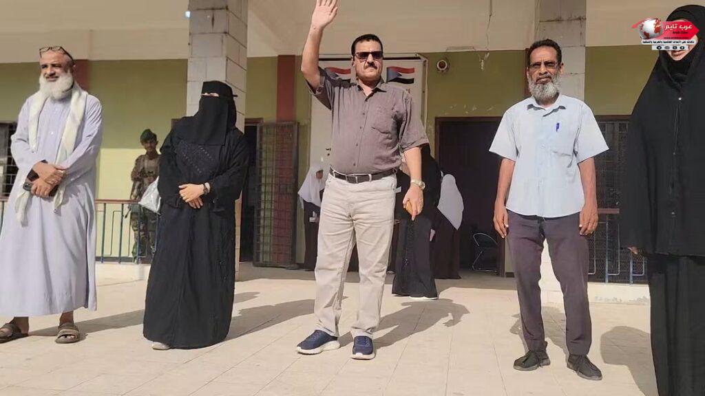 مدير البريقة يشيد بمستوى إقبال الطلبة وإنتظام المعلمين في أول أيام العام الدراسي الجديد
