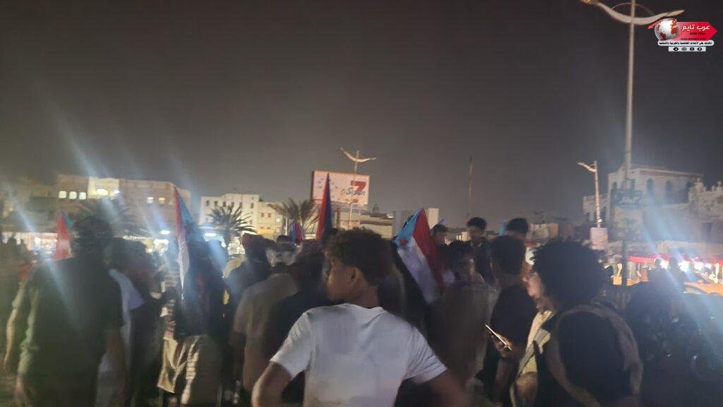 جماهير غفيرة من أبناء مديرية الشحر تتوافد تزامنًا مع كلمة الرئيس القائد عيدروس الزبيدي والذكرى الـ63 لثورة 14 أكتوبر المجيدة