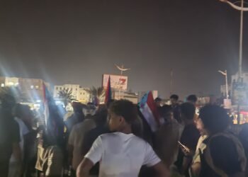 جماهير غفيرة من أبناء مديرية الشحر تتوافد تزامنًا مع كلمة الرئيس القائد عيدروس الزبيدي والذكرى الـ63 لثورة 14 أكتوبر المجيدة