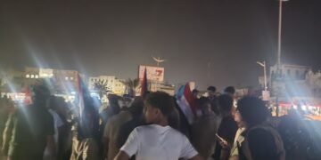 جماهير غفيرة من أبناء مديرية الشحر تتوافد تزامنًا مع كلمة الرئيس القائد عيدروس الزبيدي والذكرى الـ63 لثورة 14 أكتوبر المجيدة