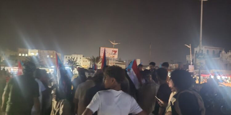 جماهير غفيرة من أبناء مديرية الشحر تتوافد تزامنًا مع كلمة الرئيس القائد عيدروس الزبيدي والذكرى الـ63 لثورة 14 أكتوبر المجيدة